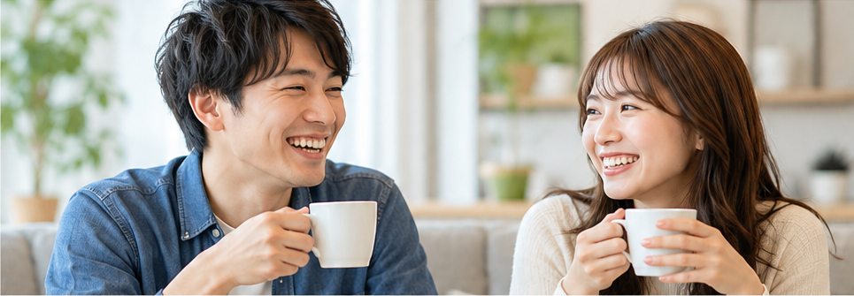 自然な男女が喫茶店で笑顔でお茶を飲んでいる様子